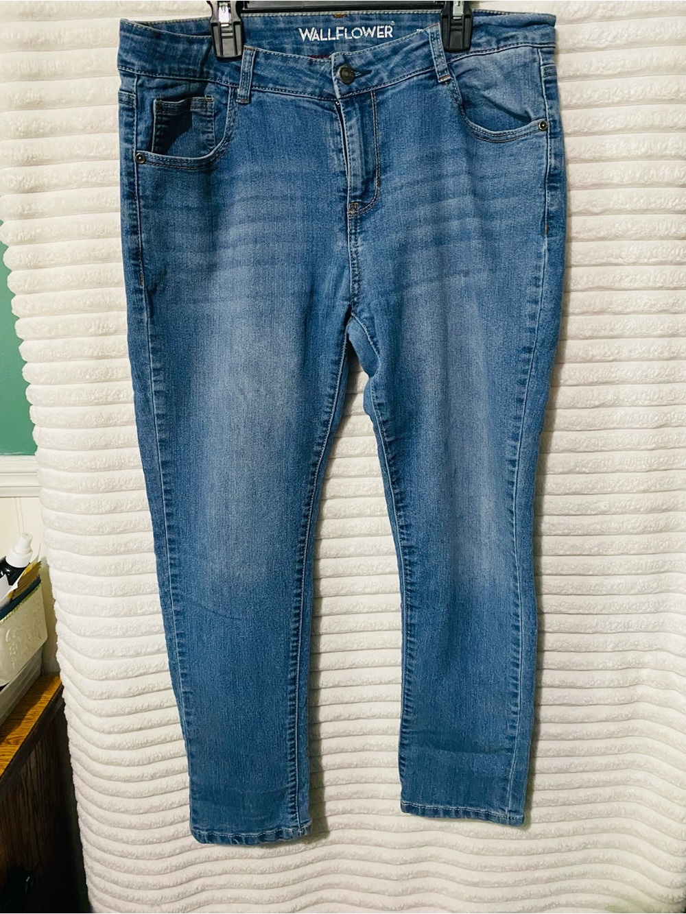 Wallflower Medium Blue Mid-Rise Skinny Jeans Tomboy fit